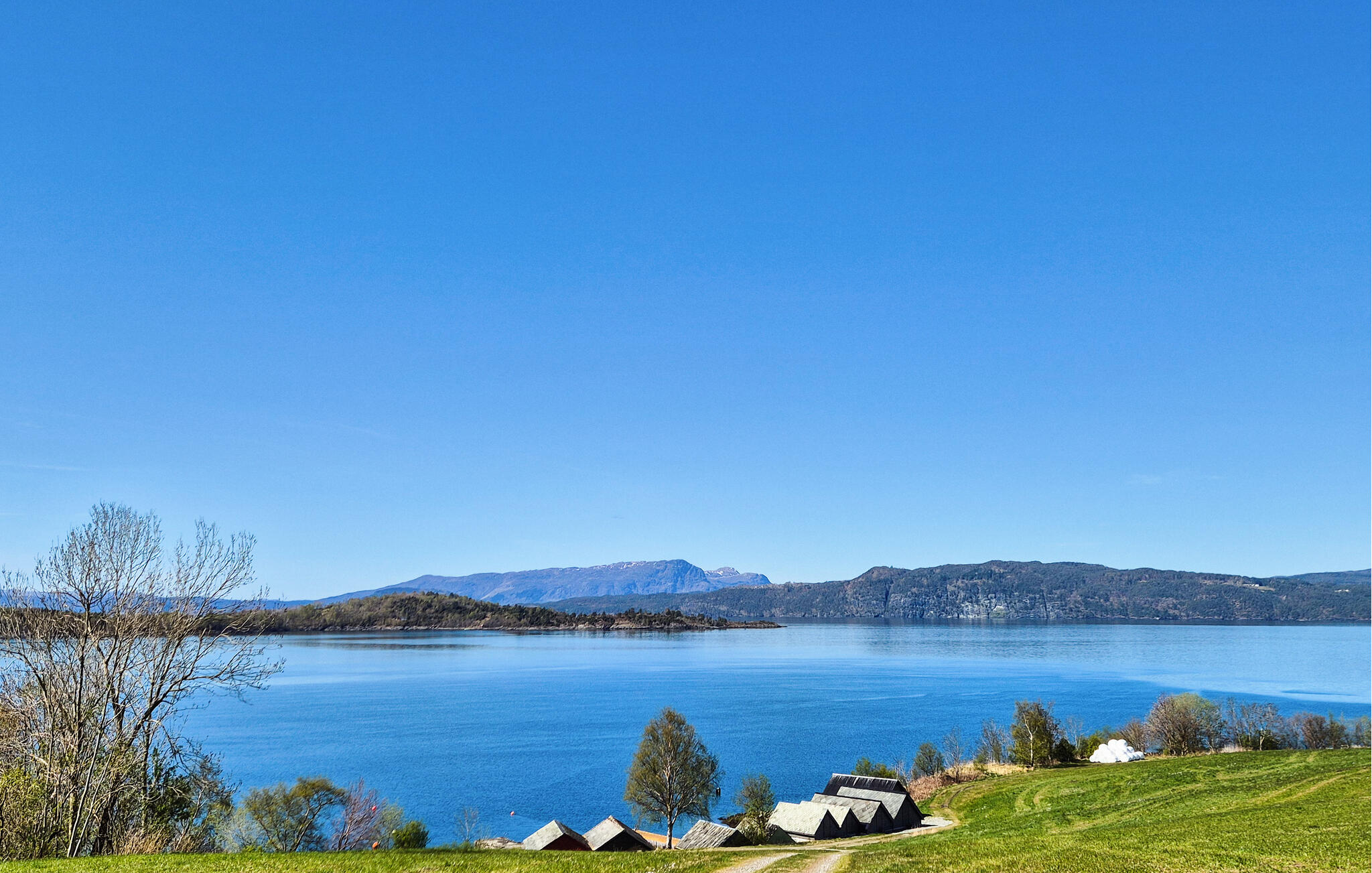 Naust ved Hardangerfjorden i Rosendal